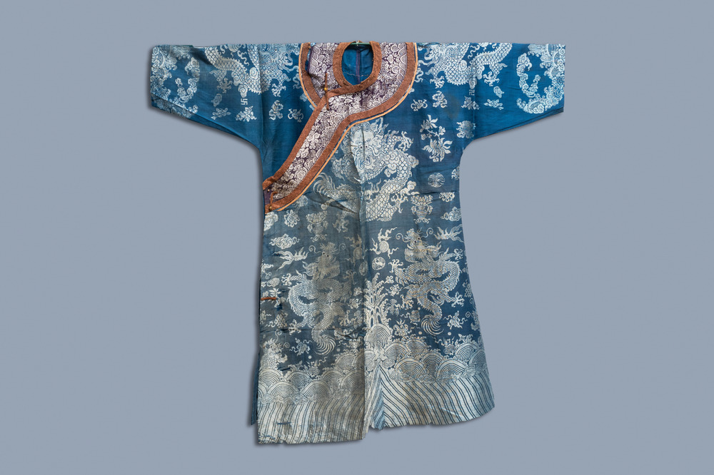 A Chinese embroidered silk summer 'dragon' robe, 19th C.